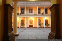 Patio interior del Museo Histórico Nacional, vista desde la puerta de acceso