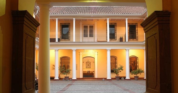 Patio interior del Museo Histórico Nacional, vista desde la puerta de acceso