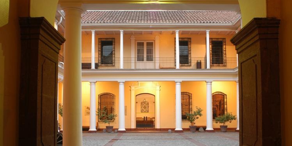 Patio interior del Museo Histórico Nacional, vista desde la puerta de acceso