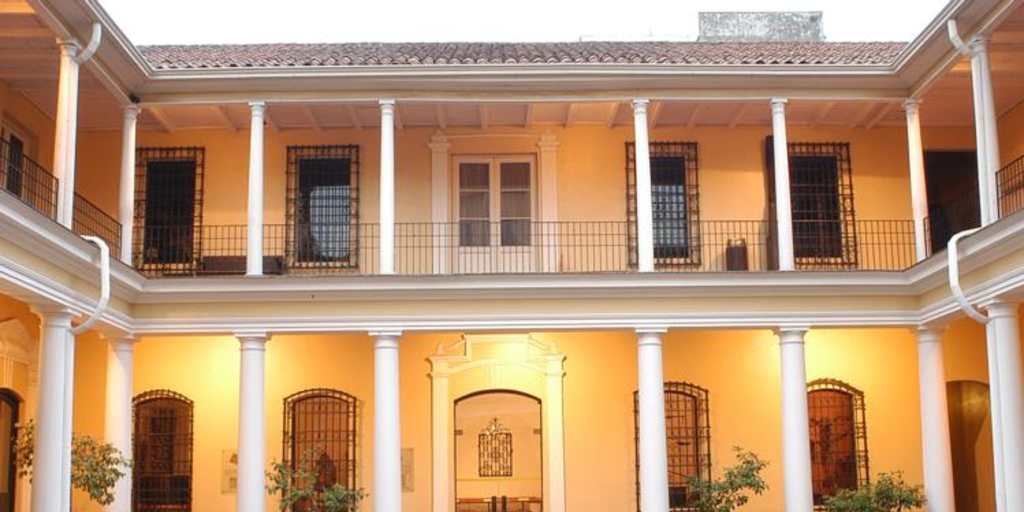 Patio interior del Museo Histórico Nacional, vista desde la puerta de acceso