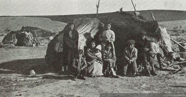Familia tehuelche en su choza, cerca del lago Cardiel