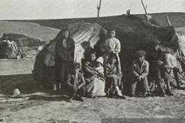 Familia tehuelche en su choza, cerca del lago Cardiel