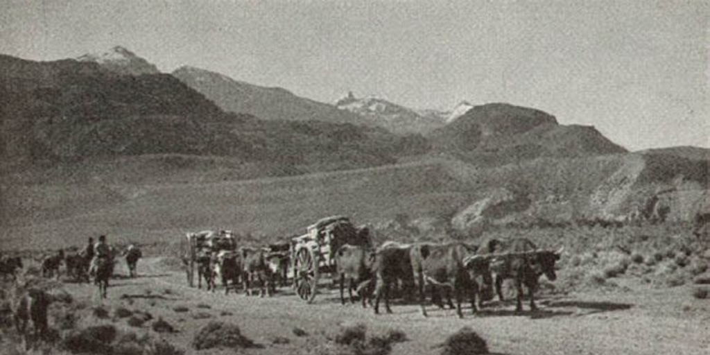 Carretas de viaje en el valle Chacabuco, Aysén, hacia 1935