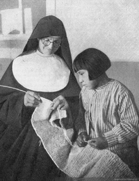 Monja enseñando a tejer a una niña selknam