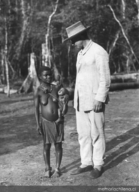 Martín Gusinde con una mujer bambuti, Congo Belga, 1934