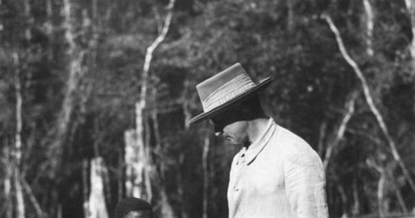 Martín Gusinde con una mujer bambuti, Congo Belga, 1934