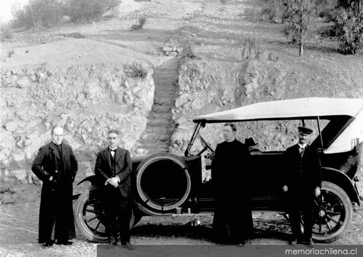 Whilelm Kopers, Aureliano Oyarzún, Martín Gusinde y P.Vera en la cumbre del cerro San Cristóbal, hacia 1920