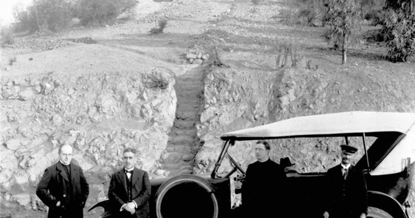 Whilelm Kopers, Aureliano Oyarzún, Martín Gusinde y P.Vera en la cumbre del cerro San Cristóbal, hacia 1920