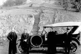 Whilelm Kopers, Aureliano Oyarzún, Martín Gusinde y P.Vera en la cumbre del cerro San Cristóbal, hacia 1920