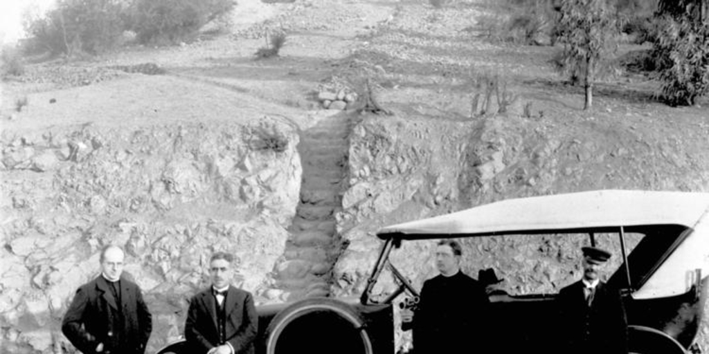 Whilelm Kopers, Aureliano Oyarzún, Martín Gusinde y P.Vera en la cumbre del cerro San Cristóbal, hacia 1920