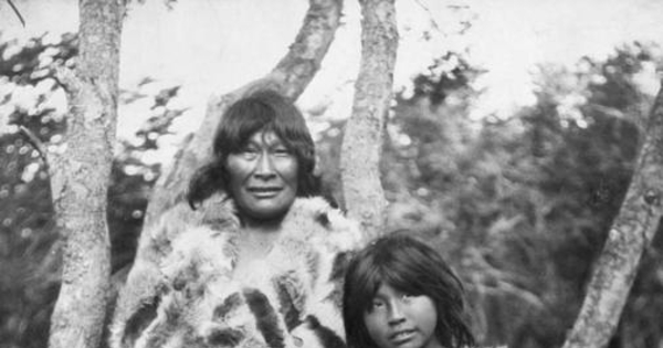 Mujer y niña selk'nam, hacia 1920