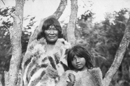 Mujer y niña selk'nam, hacia 1920