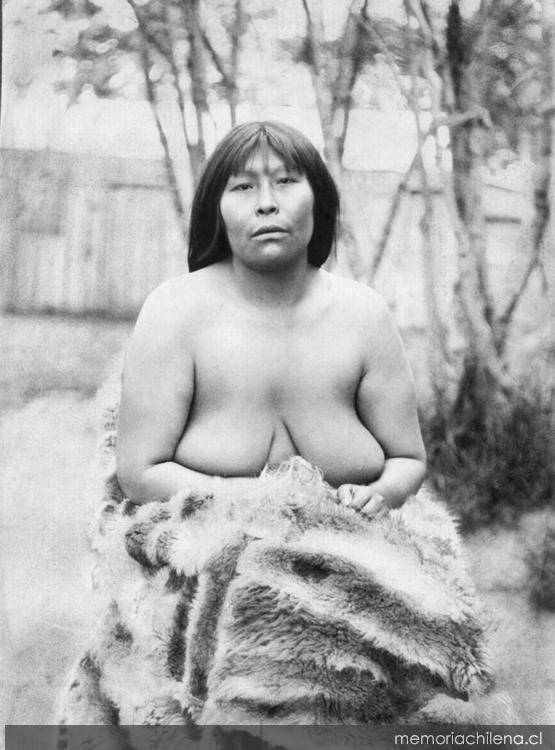 Mujer selk'nam, hacia 1920