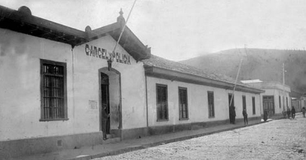 Fachada del edificio de una cárcel rural, ca. 1900