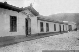 Fachada del edificio de una cárcel rural, ca. 1900