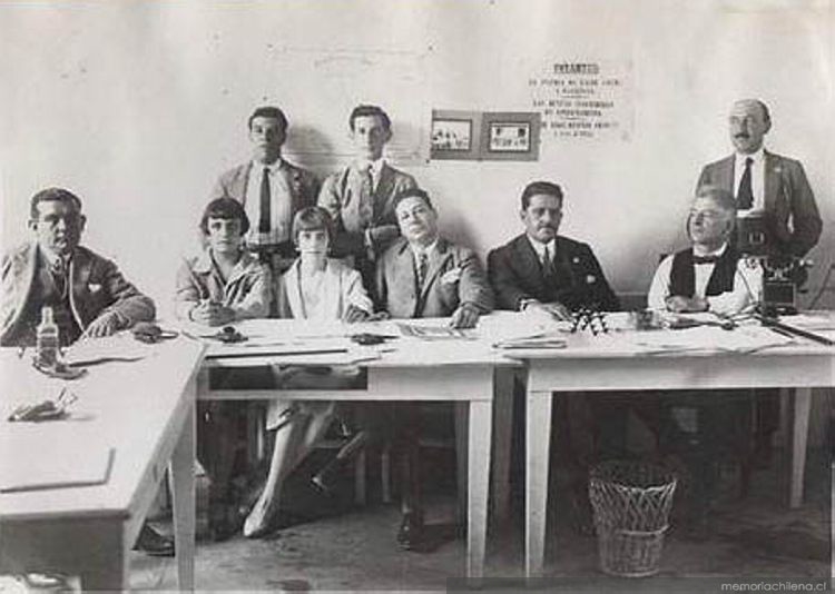 Grupo de personas en mesa de votación, ca. 1930