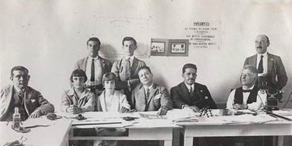 Grupo de personas en mesa de votación, ca. 1930