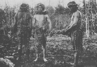 Bailarines preparando la danza fálica (Oshkonháninh), durante el Hain de 1923