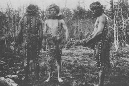 Bailarines preparando la danza fálica (Oshkonháninh), durante el Hain de 1923