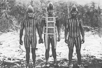 Hombres pintados con dibujos totémicos, usados durante la danza del Kewánix, Hain de 1923