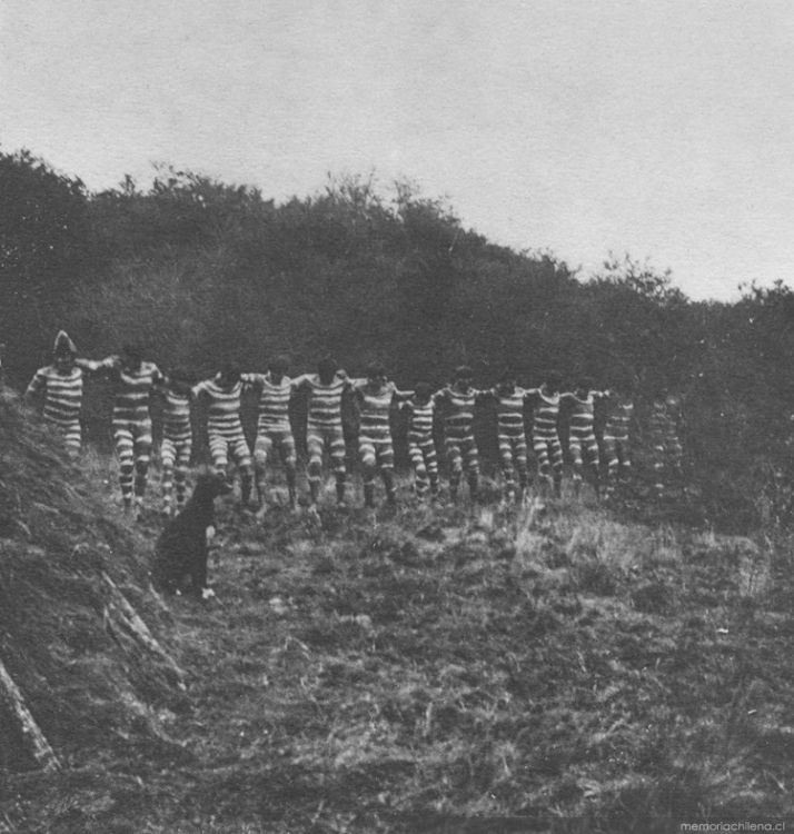 Danza realizada en honor al espíritu Kulpush, durante el Hain de 1923