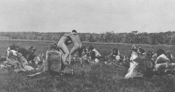 Competencia de lucha libre entre dos hombres selk'nam