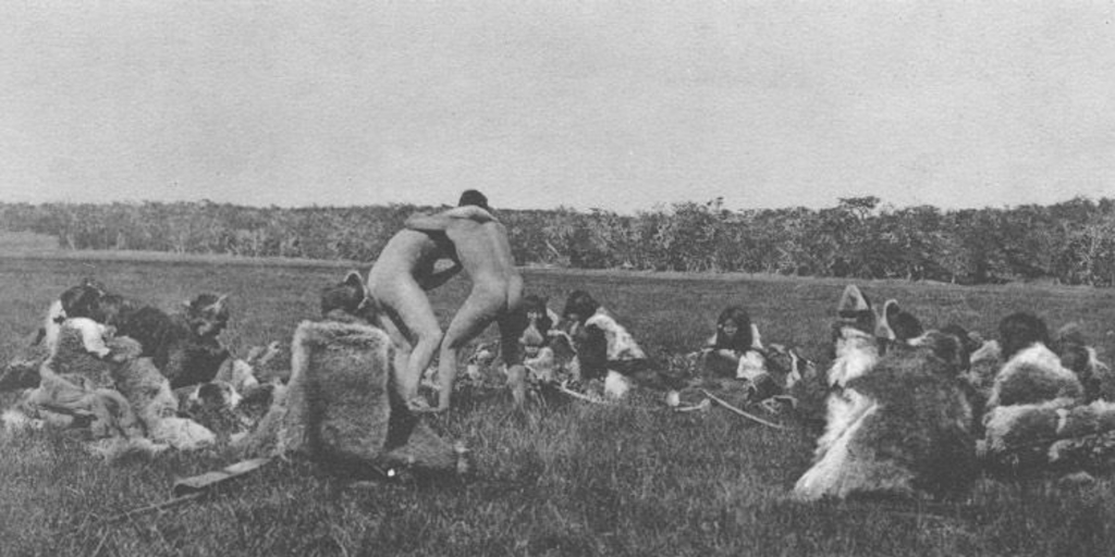 Competencia de lucha libre entre dos hombres selk'nam