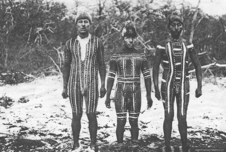 Hombres pintados con tari, dibujos totémicos usados durante la danza del Kewánix, Hain de 1923