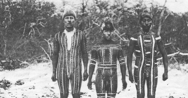 Hombres pintados con tari, dibujos totémicos usados durante la danza del Kewánix, Hain de 1923