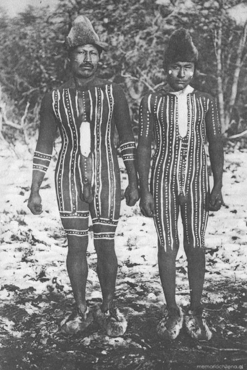 Hombres pintados con tari, dibujos totémicos usados durante la danza del Kewánix, Hain de 1923