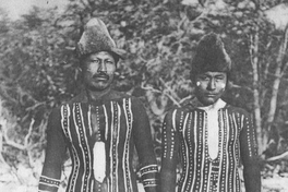 Hombres pintados con tari, dibujos totémicos usados durante la danza del Kewánix, Hain de 1923