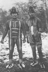 Hombres pintados con tari, dibujos totémicos usados durante la danza del Kewánix, Hain de 1923