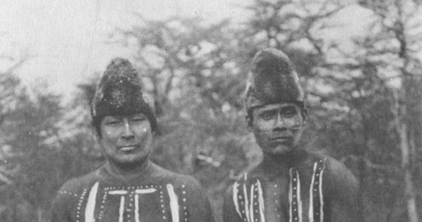 Hombres pintados con tari, dibujos totémicos usados durante la danza del Kewánix, Hain de 1923