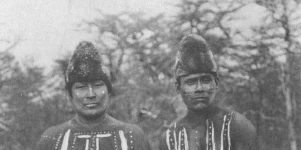 Hombres pintados con tari, dibujos totémicos usados durante la danza del Kewánix, Hain de 1923