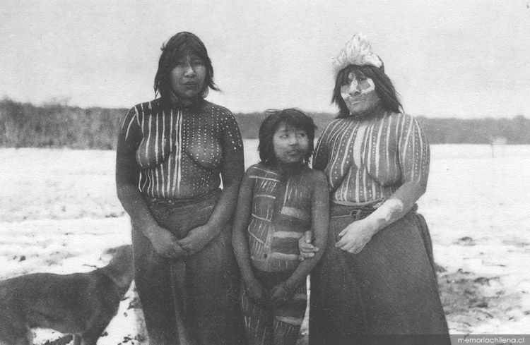 Mujeres pintadas con tari, dibujos totémicos usados durante la danza del Kewánix, Hain de 1923