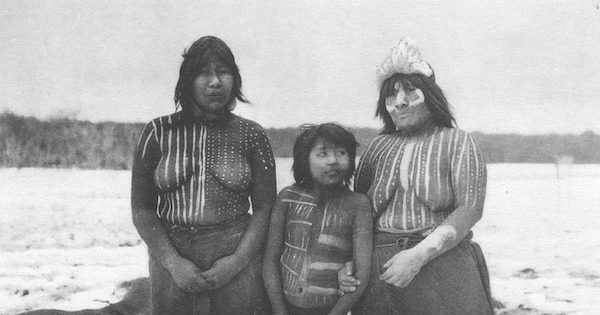 Mujeres pintadas con tari, dibujos totémicos usados durante la danza del Kewánix, Hain de 1923