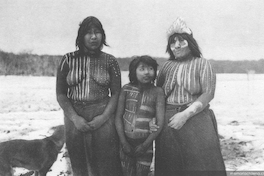 Mujeres pintadas con tari, dibujos totémicos usados durante la danza del Kewánix, Hain de 1923