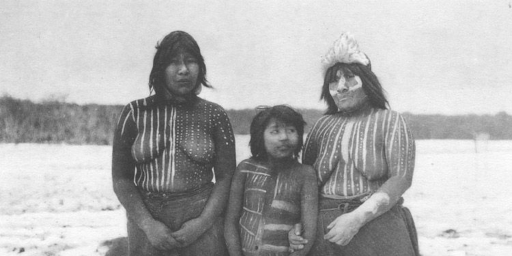 Mujeres pintadas con tari, dibujos totémicos usados durante la danza del Kewánix, Hain de 1923