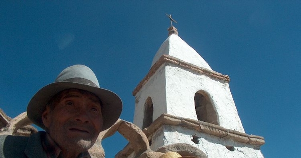 Ancianos aymaras frente a la iglesia de Caraguano, Primera Región, 2005