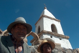 Ancianos aymaras frente a la iglesia de Caraguano, Primera Región, 2005