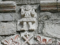 Detalle del frontis de la iglesia de Huasquiña, Primera Región, 2002