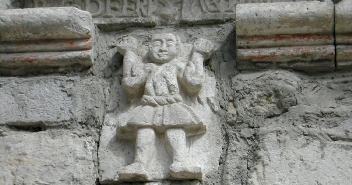 Detalle del frontis de la iglesia de Huasquiña, Primera Región, 2002