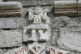 Detalle del frontis de la iglesia de Huasquiña, Primera Región, 2002