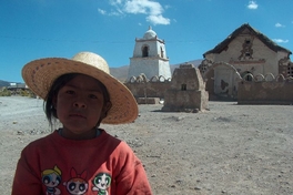 Niña aymara frente a la iglesia de Mauque, Primera Región, 2005