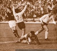 Jaime Ramírez celebra gol en el partido contra Suiza, 30 de mayo de 1962