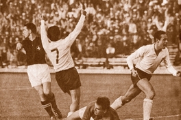 Jaime Ramírez celebra gol en el partido contra Suiza, 30 de mayo de 1962