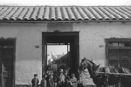 Niños afuera de un conventillo, Santiago, 1920