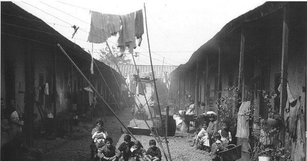 Interior de un conventillo, Santiago, 1920