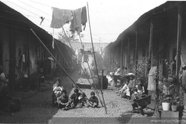 Interior de un conventillo, Santiago, 1920