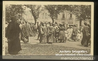 Grupo de gente entrando a misa, 1911